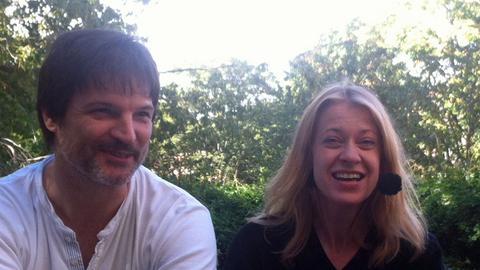 Misel Maticevic im Gartencafé mit Caroline Peters.