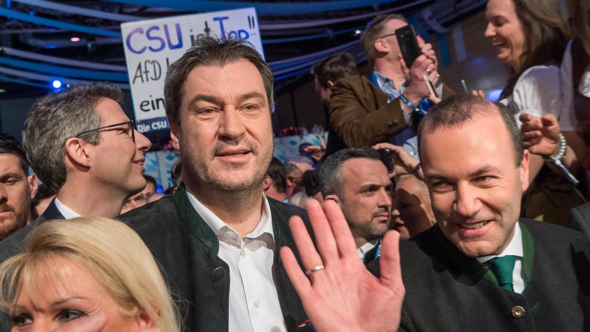 Manfred Weber (r) und Markus Söder drängen sich durch die Menschenmenge. Weber winkt mit der rechten Hand. Manfred Weber (r) und Markus Söder drängen sich durch die Menschenmenge. Weber winkt mit der rechten Hand.