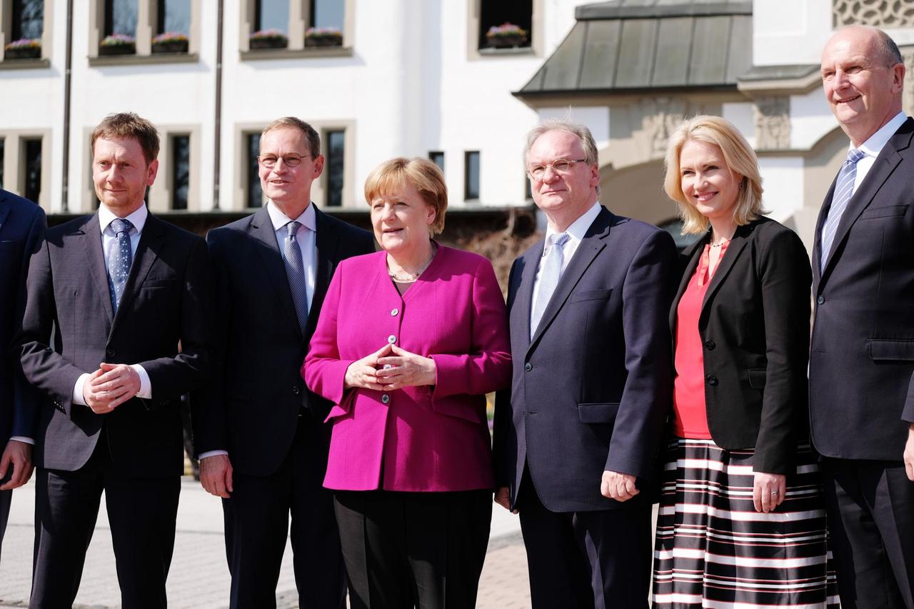 Sachsens Ministerpräsident Michael Kretschmer (CDU/l-r), Michael Müller (SPD), Regierender Bürgermeister von Berlin, Bundeskanzlerin Angela Merkel (CDU), Reiner Haseloff (CDU), Ministerpräsident von Sachsen-Anhalt, Manuela Schwesig (SPD), Ministerpräsidentin von Mecklenburg Vorpommern sowie Dietmar Woidke (SPD), Ministerpräsident von Brandenburg, stehen bei der Ministerpräsidentenkonferenz der ostdeutschen Bundesländer beisammen. Sachsens Ministerpräsident Michael Kretschmer (CDU/l-r), Michael Müller (SPD), Regierender Bürgermeister von Berlin, Bundeskanzlerin Angela Merkel (CDU), Reiner Haseloff (CDU), Ministerpräsident von Sachsen-Anhalt, Manuela Schwesig (SPD), Ministerpräsidentin von Mecklenburg Vorpommern sowie Dietmar Woidke (SPD), Ministerpräsident von Brandenburg, stehen bei der Ministerpräsidentenkonferenz der ostdeutschen Bundesländer beisammen.