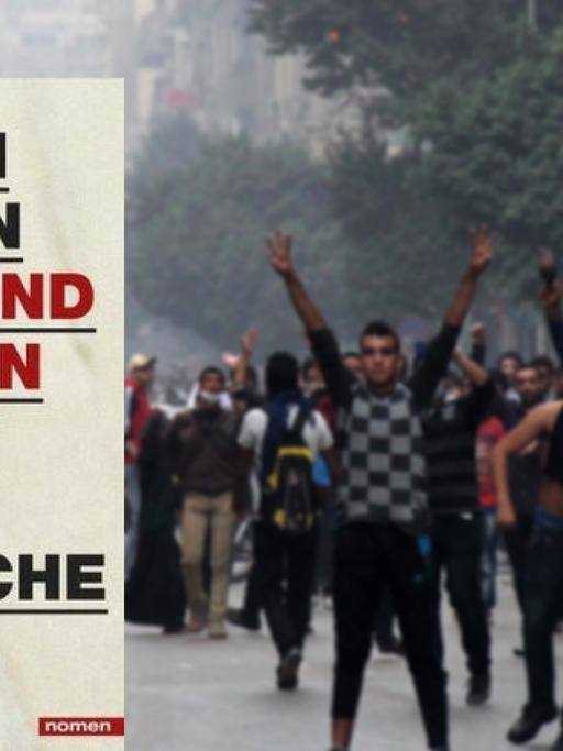 Im Vordergrund das Buchcover von "Krieg und Chaos in Nahost" von Aktham Suliman, im Hintergrund eine Demonstration ägyptischer Studenten auf dem Tahrir-Platz in Kairo.