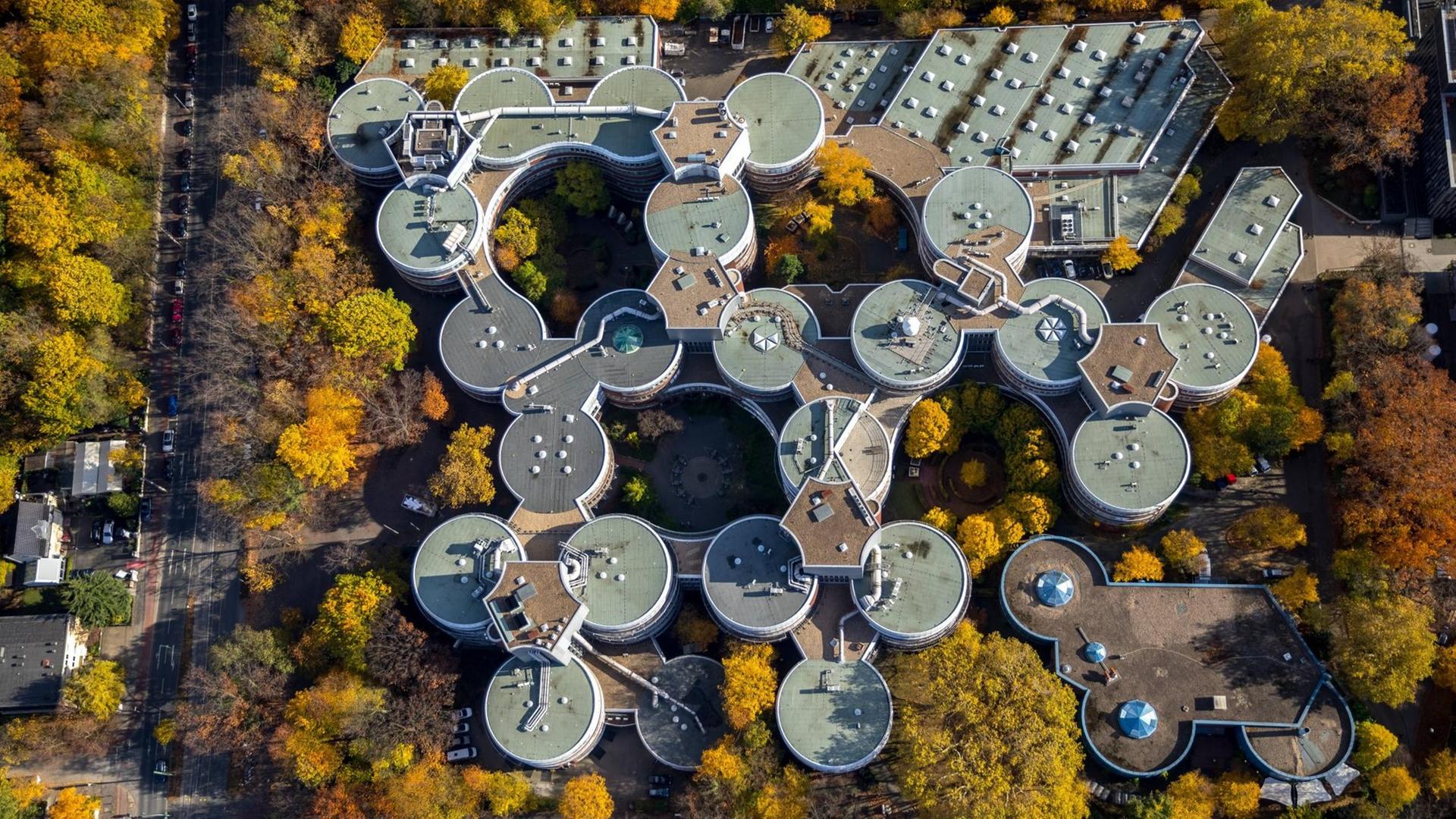 Luftaufnahme, Universität Duisburg-Essen - AG Horn-von Hoegen, Universität Duisburg-Essen Physik von Transport und Verkehr, ZBT GmbH Zentrum für BrennstoffzellenTechnik. Luftaufnahme, Universität Duisburg-Essen - AG Horn-von Hoegen, Universität Duisburg-Essen Physik von Transport und Verkehr, ZBT GmbH Zentrum für BrennstoffzellenTechnik.