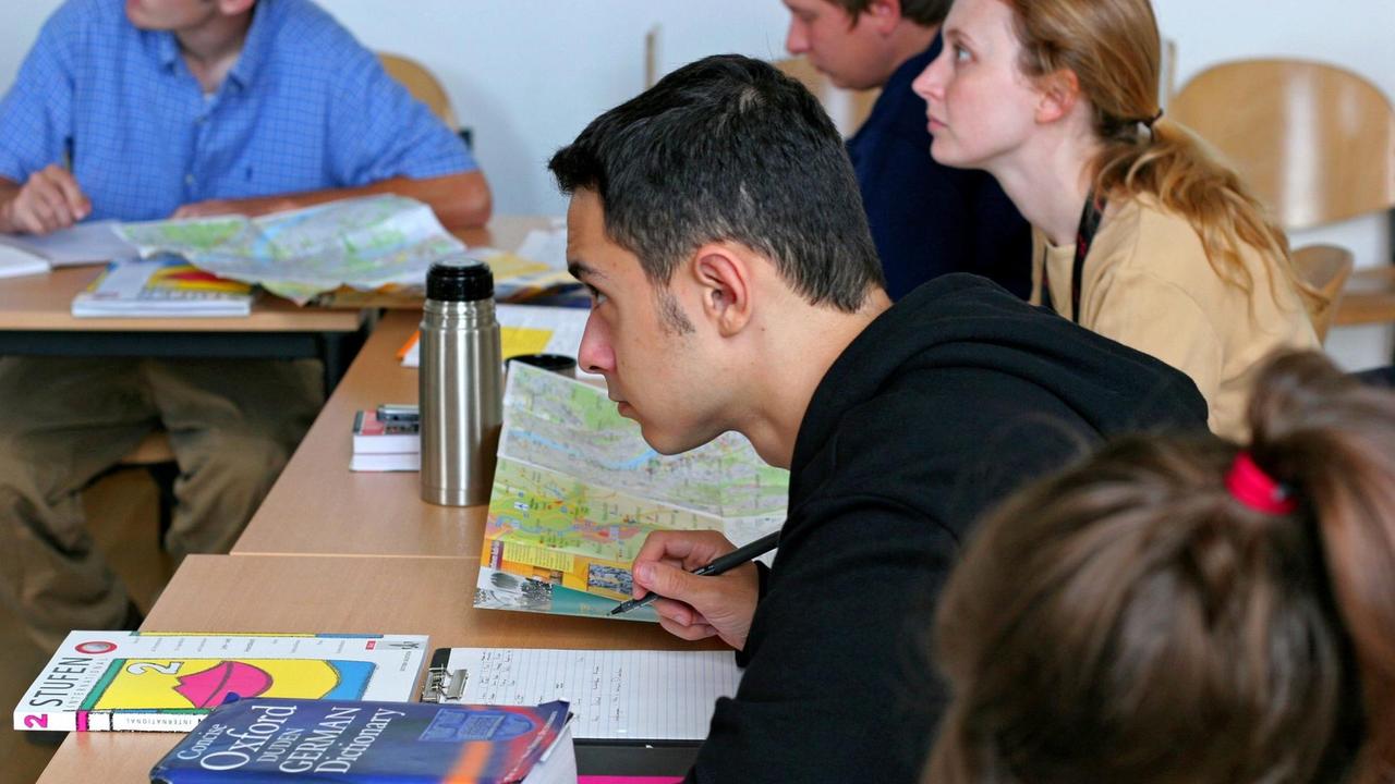 Ausländische Studierende beim Deutschkurs in einem Klassenzimmer.