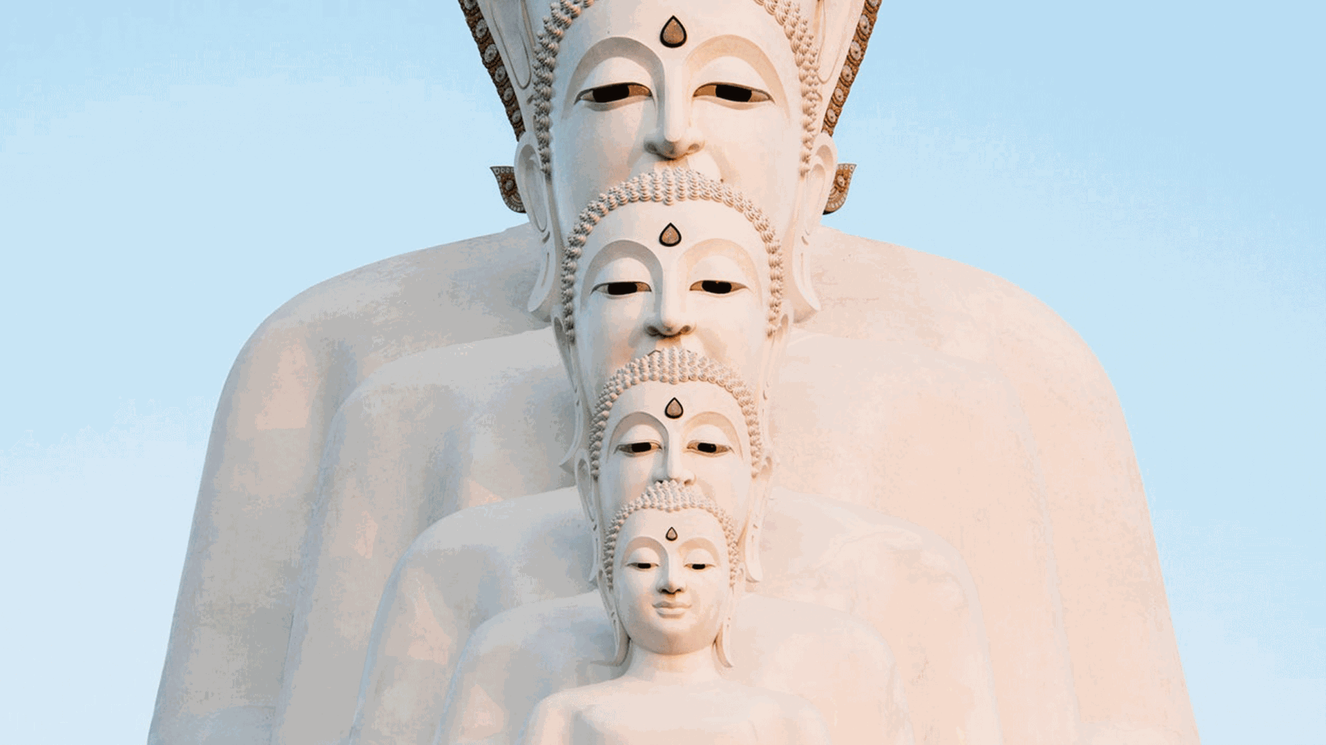 Mehrere weiße Buddha-Statuen stehen hintereinander. Mehrere weiße Buddha-Statuen stehen hintereinander.