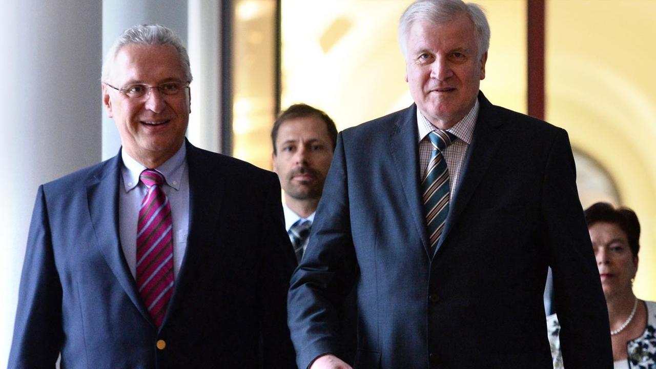Bayerns Ministerpräsident Horst Seehofer und der bayerische Innenminister Joachim Herrmann in der Münchner Staatskanzlei