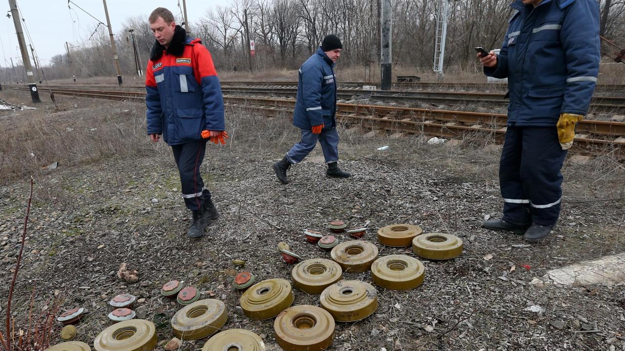 März 2015: Männer räumen in der Region Donezk Minen