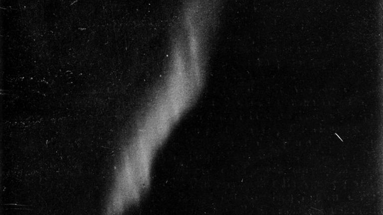 Das erste Foto eines Polarlichts, aufgenommen in Nordnorwegen