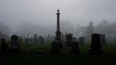 Ein Friedhof im Nebel.