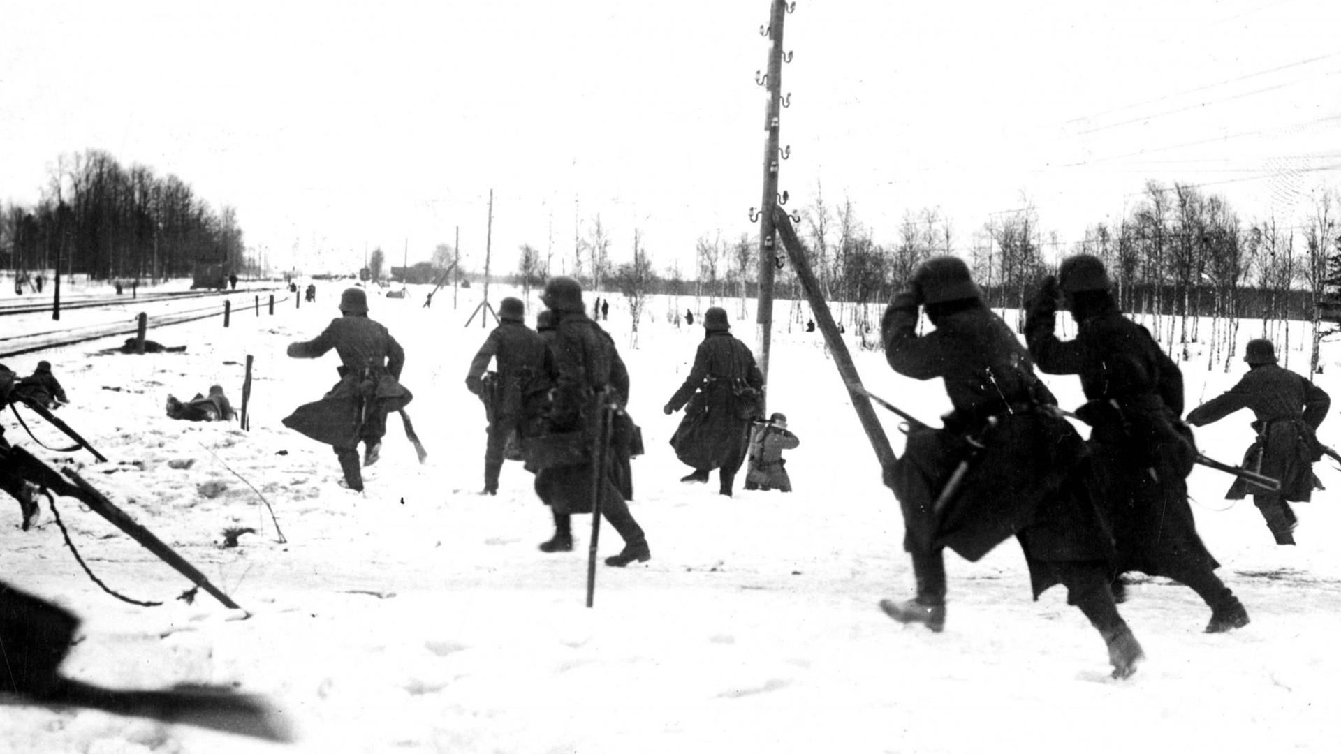 Deutsche Infanteristen verfolgen Bolschewiki in der Ukraine im Herbst 1917.