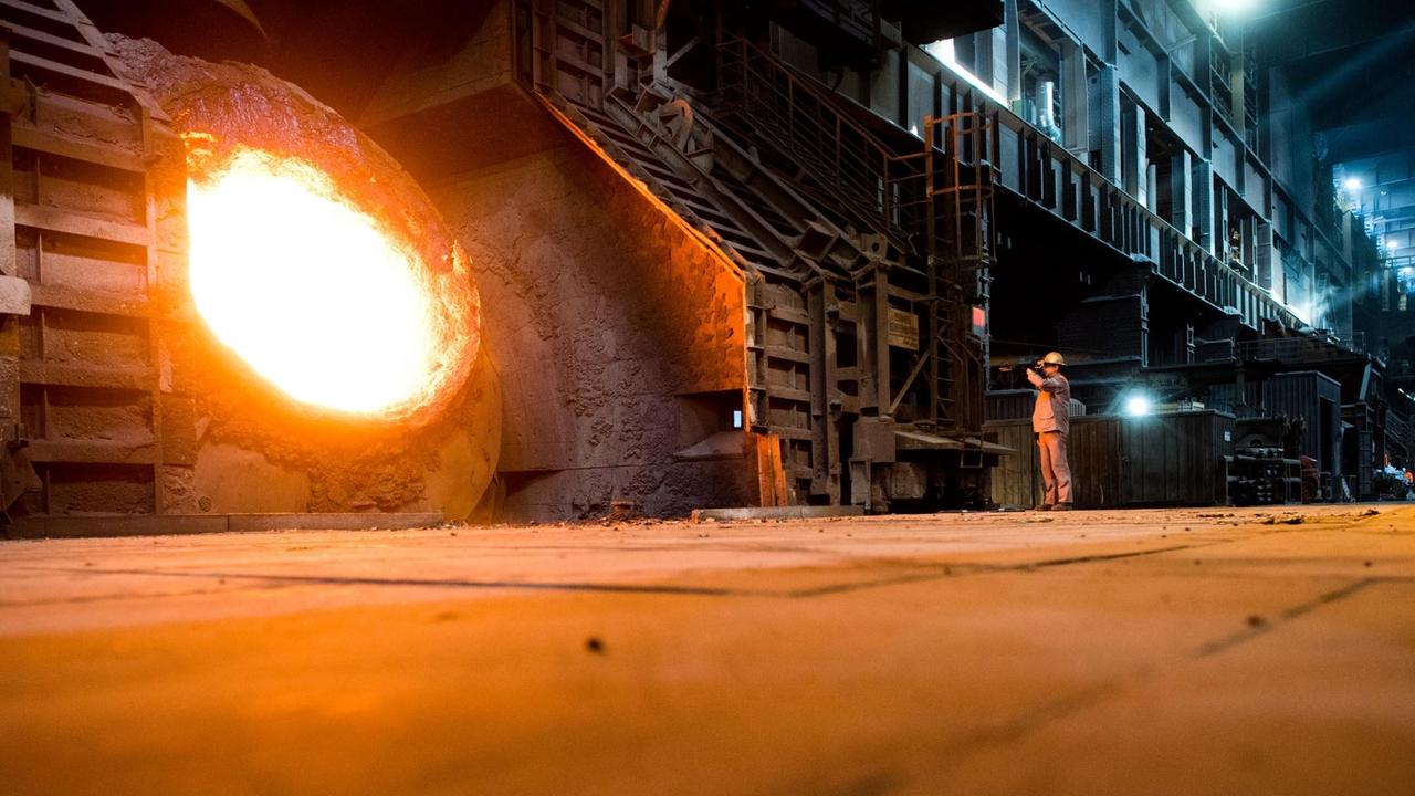 Niedersachsen, Salzgitter: Ein Mitarbeiter steht auf dem Gelände der Salzgitter AG vor einem Stahlkocher. Der Salzgitter-Konzern hat das Geschäftsjahr 2017 mit dem höchsten Vorsteuergewinn seit der Finanzmarktkrise abgeschlossen. Niedersachsen, Salzgitter: Ein Mitarbeiter steht auf dem Gelände der Salzgitter AG vor einem Stahlkocher. Der Salzgitter-Konzern hat das Geschäftsjahr 2017 mit dem höchsten Vorsteuergewinn seit der Finanzmarktkrise abgeschlossen.