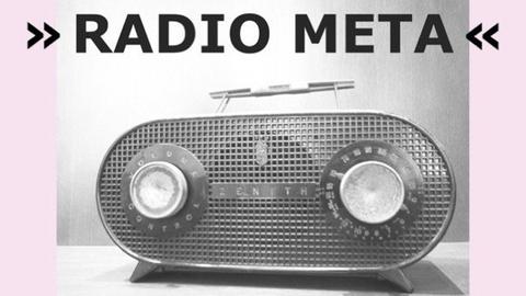 Ein altes Radio vor rosa Hintergrund, darüber steht in großen Lettern "Radio Meta".