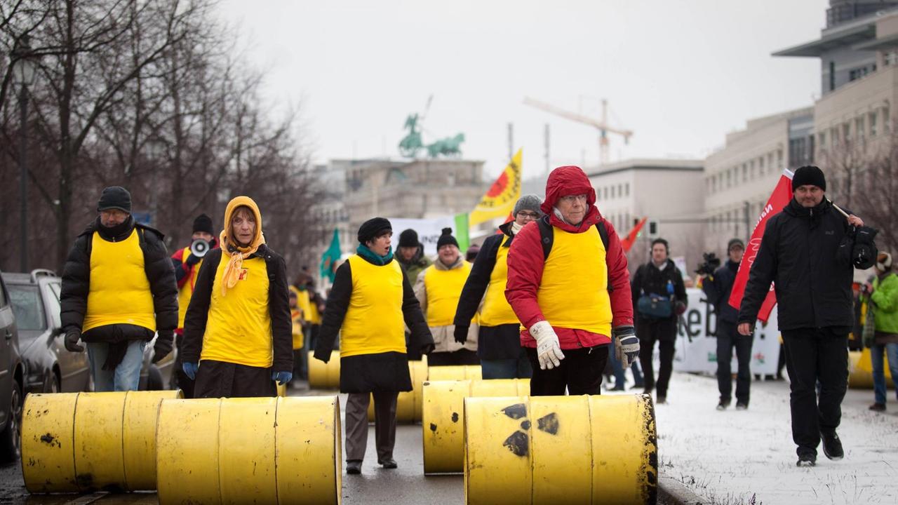 Während im Bundesumweltministerium Vertreter der Bundesländer und Umweltminister Röttgen über die Endlagersuche beraten, demonstrieren mehrere hundert Menschen gegen die Nutzung des Zwischenlagers Gorleben als Atommüll-Endlager. Während im Bundesumweltministerium Vertreter der Bundesländer und Umweltminister Röttgen über die Endlagersuche beraten, demonstrieren mehrere hundert Menschen gegen die Nutzung des Zwischenlagers Gorleben als Atommüll-Endlager.