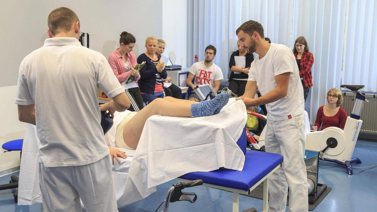 Jungen Menschen wird die Pflege eines Menschen demonstriert. Jungen Menschen wird die Pflege eines Menschen demonstriert.