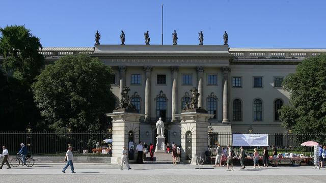 Der Eingang zur Humboldt-Universität in der Straße Unter den Linden, aufgenommen am 18.07.2006.