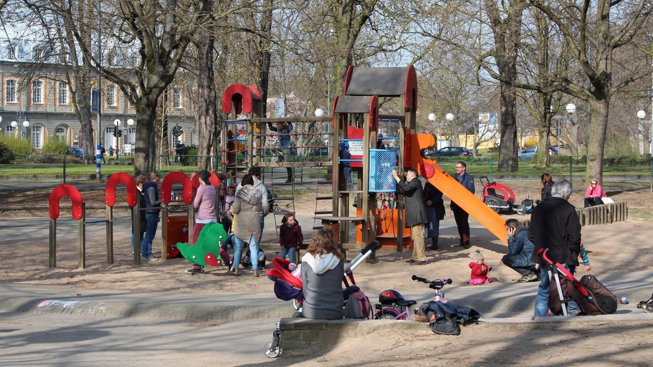 Kinder auf einem Spielplatz. Kinder auf einem Spielplatz.
