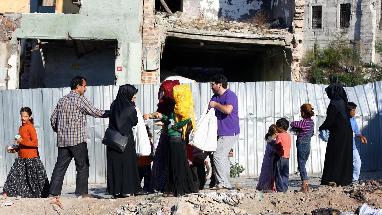 Muslim people across Turkey celebrated Eid al-Adha, during which meat and food supplies were given to Syrian refugees living at rundown houses in Istanbul. | Verwendung weltweit Muslim people across Turkey celebrated Eid al-Adha, during which meat and food supplies were given to Syrian refugees living at rundown houses in Istanbul. | Verwendung weltweit