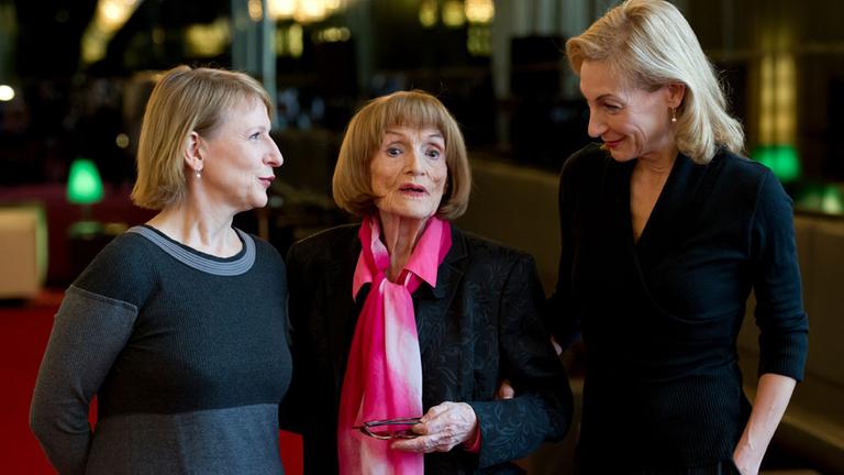 Die Schauspielerinnen Dagmar Manzel (l-r), Gisela May und Ute Lemper stehen am 21.01.2013 in Berlin bei einem Fototermin in der Komischen Oper Die Schauspielerinnen Dagmar Manzel (l-r), Gisela May und Ute Lemper stehen am 21.01.2013 in Berlin bei einem Fototermin in der Komischen Oper