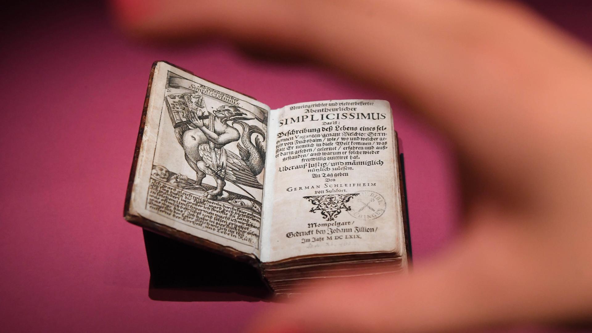 Im Reiss-Engelhorn Museum Zeughaus in Mannheim (Baden-Württemberg) wird eine Ausgabe des "Simplicissimus" präsentiert. Im Reiss-Engelhorn Museum Zeughaus in Mannheim (Baden-Württemberg) wird eine Ausgabe des "Simplicissimus" präsentiert.