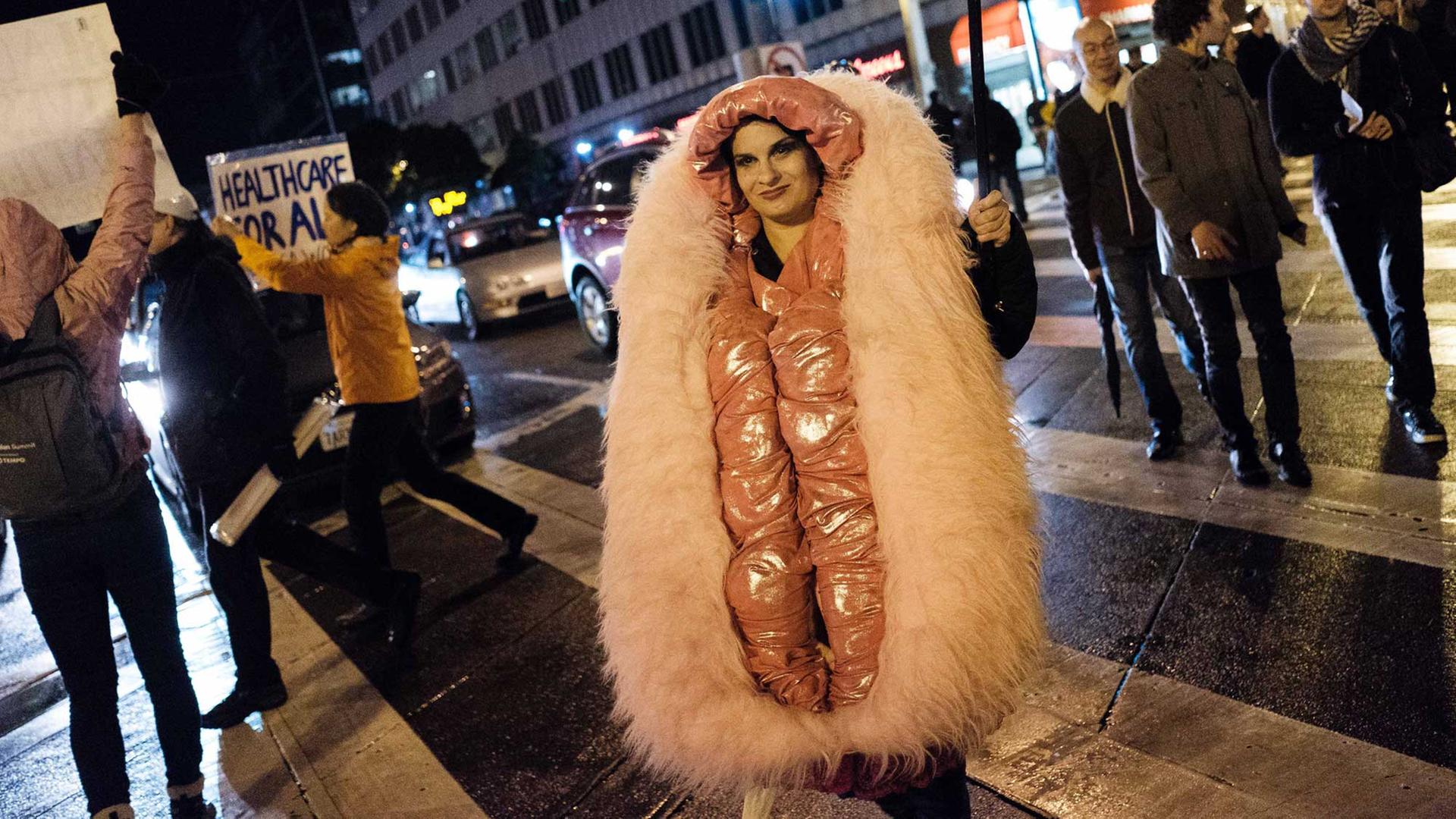 Auch in den USA ist die Möse wieder politisch: Frau im Vagina-Kostüm bei einer Protestaktion gegen US-Präsident Trump Auch in den USA ist die Möse wieder politisch: Frau im Vagina-Kostüm bei einer Protestaktion gegen US-Präsident Trump