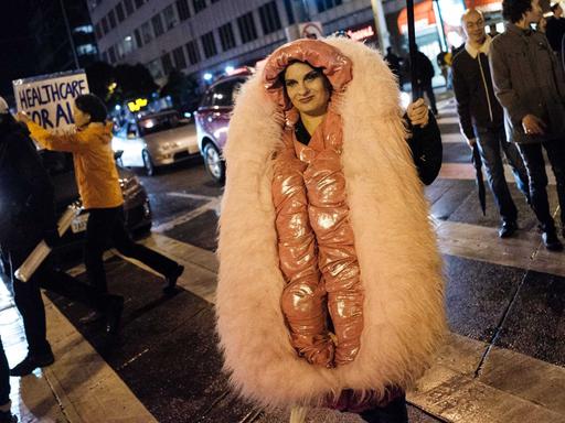 Auch in den USA ist die Möse wieder politisch: Frau im Vagina-Kostüm bei einer Protestaktion gegen US-Präsident Trump