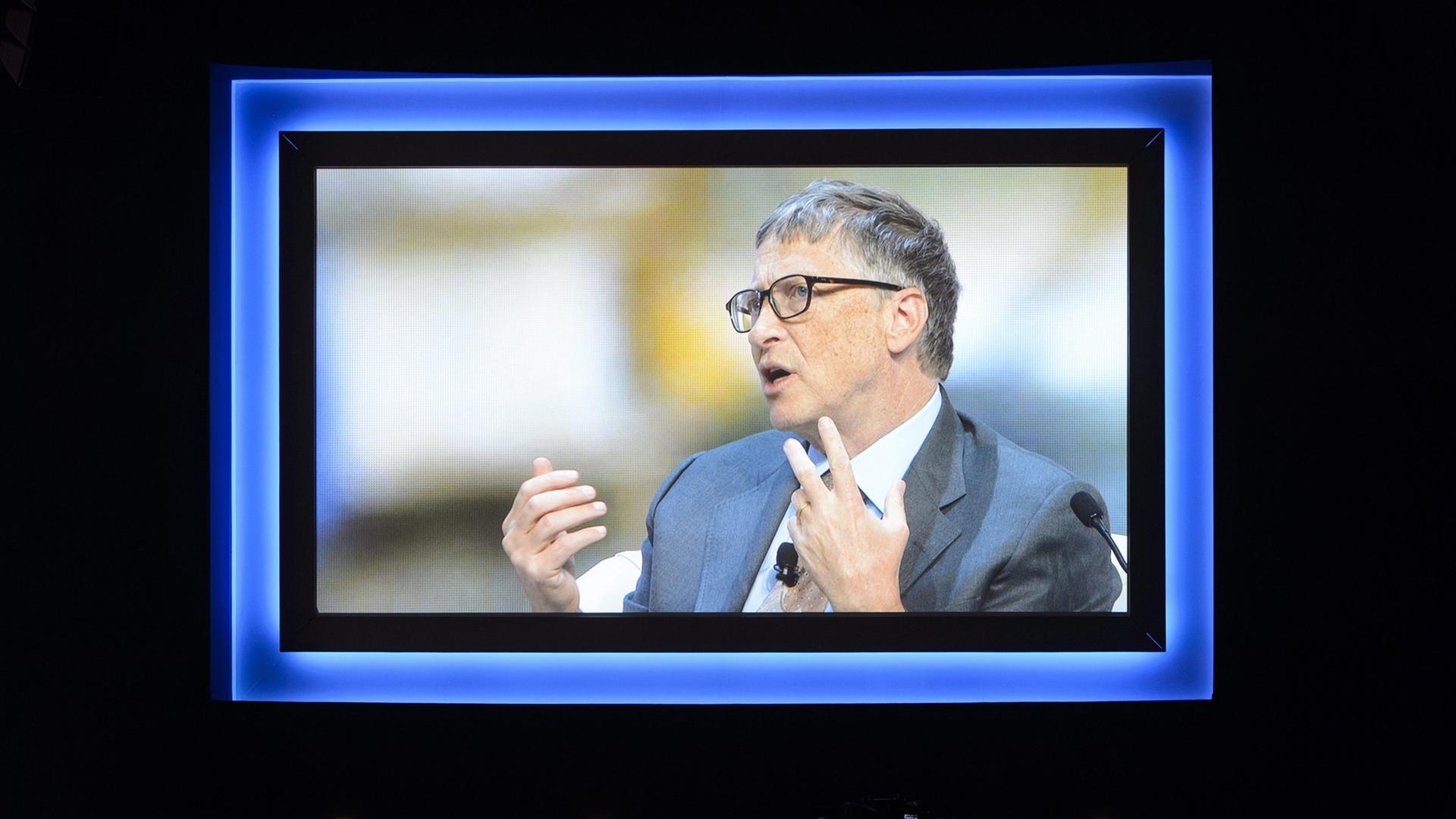 Bill Gates auf einem Monitor beim Weltwirtschaftsforum in Davos im Januar 2015 Bill Gates auf einem Monitor beim Weltwirtschaftsforum in Davos im Januar 2015