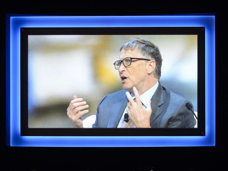 Bill Gates auf einem Monitor beim Weltwirtschaftsforum in Davos im Januar 2015