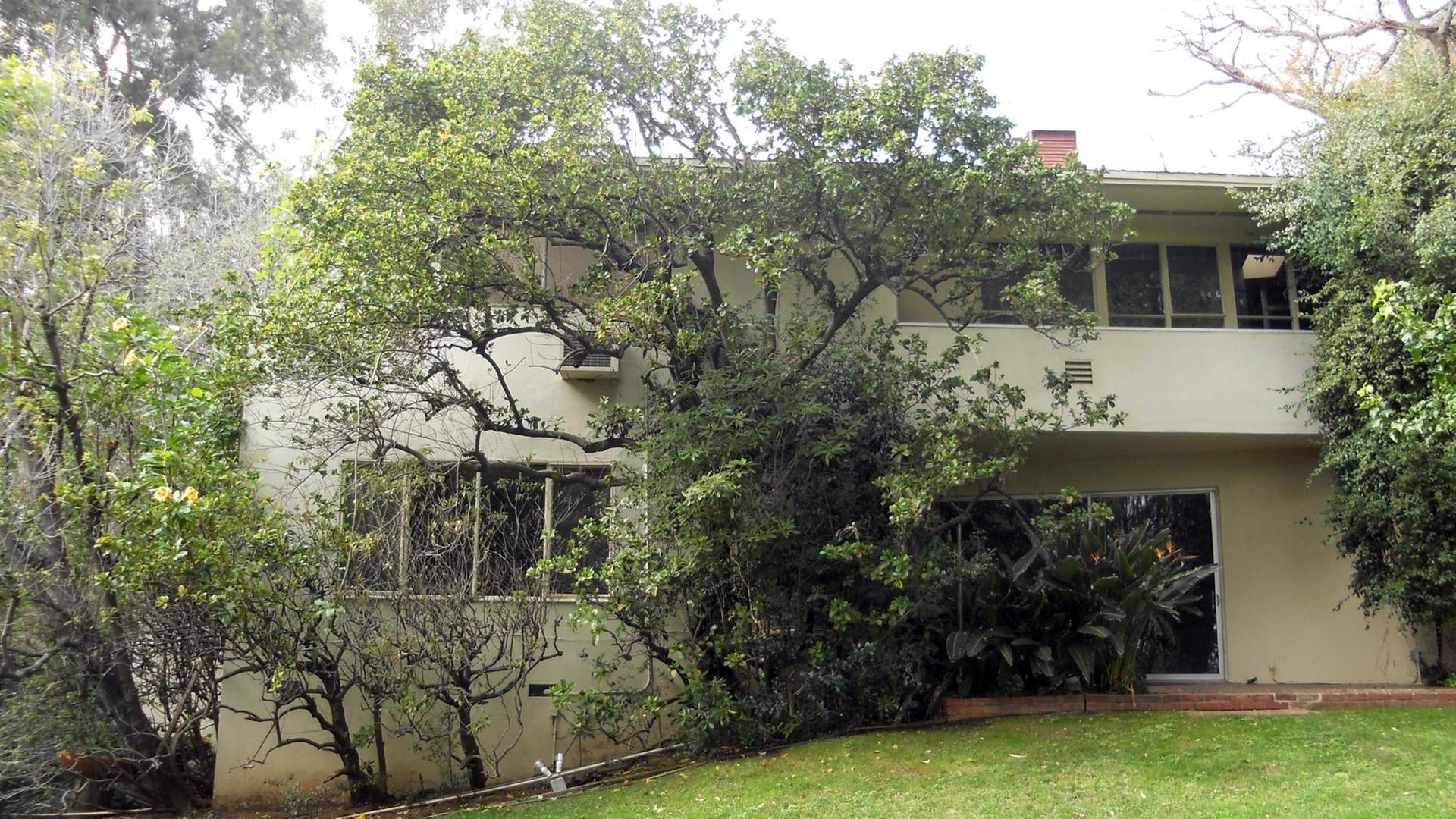 Blick vom Garten auf die Villa vonThomas Mann in Los Angeles. Das frühere Wohnhaus des in Lübeck geborenen Schriftstellers im Stadtteil Pacific Palisades ist heute zugewachsen. Blick vom Garten auf die Villa vonThomas Mann in Los Angeles. Das frühere Wohnhaus des in Lübeck geborenen Schriftstellers im Stadtteil Pacific Palisades ist heute zugewachsen.