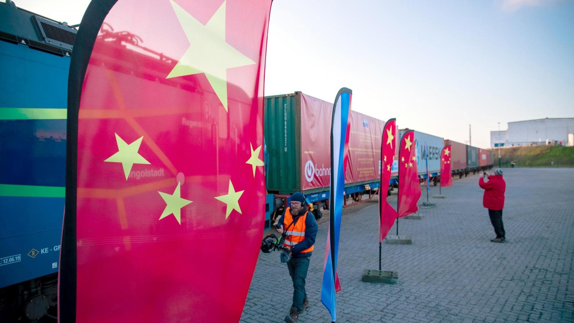 In Sassnitz fährt der erste Containerzug als Teil der chinesischen Seidenstraßeninitiative ein. In Sassnitz fährt der erste Containerzug als Teil der chinesischen Seidenstraßeninitiative ein.