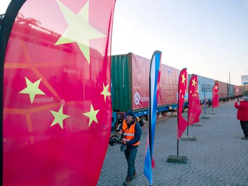 In Sassnitz fährt der erste Containerzug als Teil der chinesischen Seidenstraßeninitiative ein.