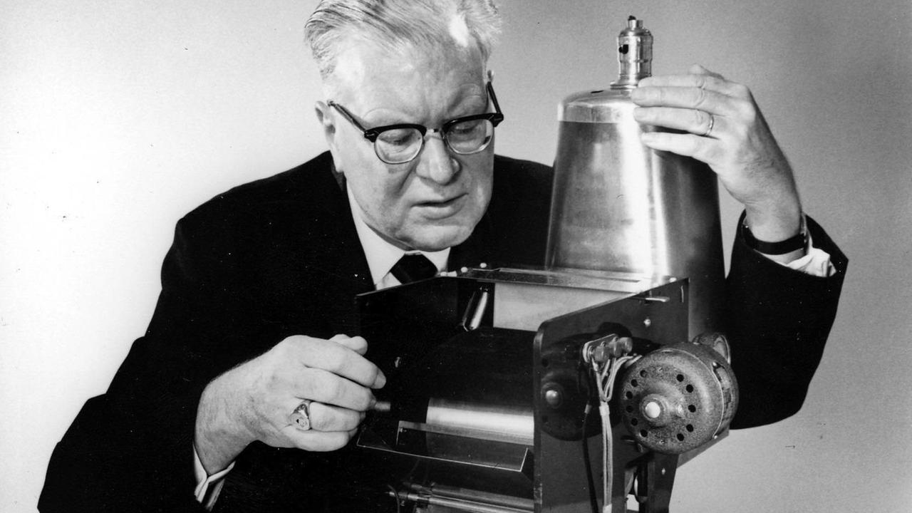 ARCHIV - Der Physiker und Patentanwalt Chester Carlson an seinem "Kopierer", in einer undatierten Archivaufnahme. Vor genau 75 Jahren, am 22. Oktober 1938, präsentierte Carlson ein Verfahren, mit dem sich weltweit erstmals Schriftzeichen auf elektrostatischem Weg kopieren ließen. Die Technologie, die er "Elektrophotografie" nannte und die später als "Xerografie" bekannt wurde, bildet heute die Basis jedes Digitaldruckers, Kopierers oder Faxgerätes. Foto: ARCHIV - Der Physiker und Patentanwalt Chester Carlson an seinem "Kopierer", in einer undatierten Archivaufnahme. Vor genau 75 Jahren, am 22. Oktober 1938, präsentierte Carlson ein Verfahren, mit dem sich weltweit erstmals Schriftzeichen auf elektrostatischem Weg kopieren ließen. Die Technologie, die er "Elektrophotografie" nannte und die später als "Xerografie" bekannt wurde, bildet heute die Basis jedes Digitaldruckers, Kopierers oder Faxgerätes. Foto: