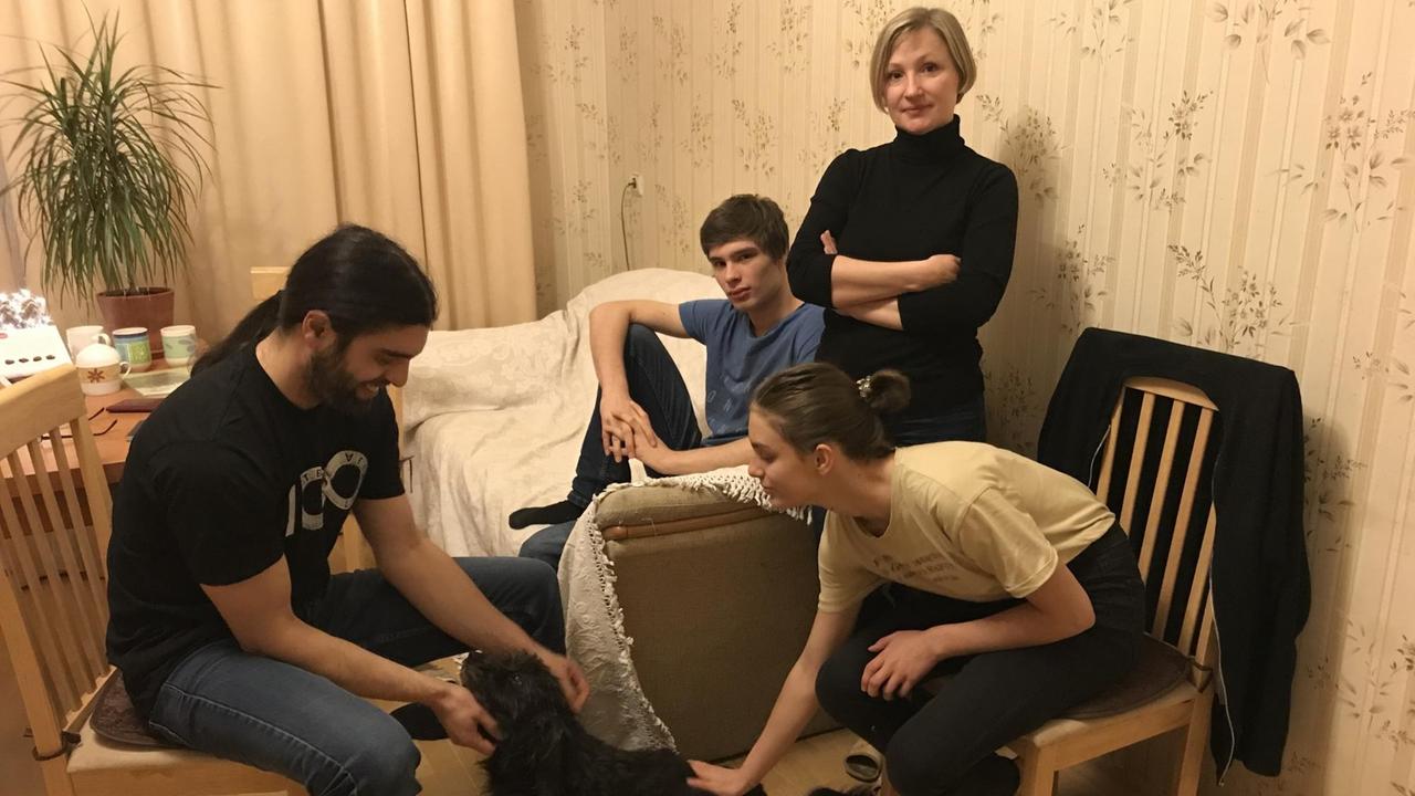 Vater, Mutter und zwei Kinder im Wohnzimmer, Portrait Vater, Mutter und zwei Kinder im Wohnzimmer, Portrait