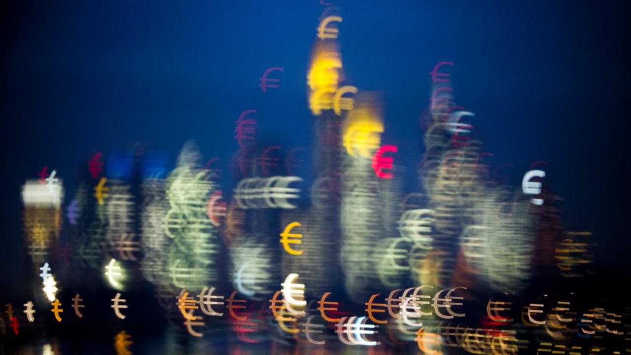 Die Bankentürme von Frankfurt am Main scheinen kurz nach Sonnenuntergang aus vielen kleinen Eurozeichen zu bestehen. Die Bankentürme von Frankfurt am Main scheinen kurz nach Sonnenuntergang aus vielen kleinen Eurozeichen zu bestehen.