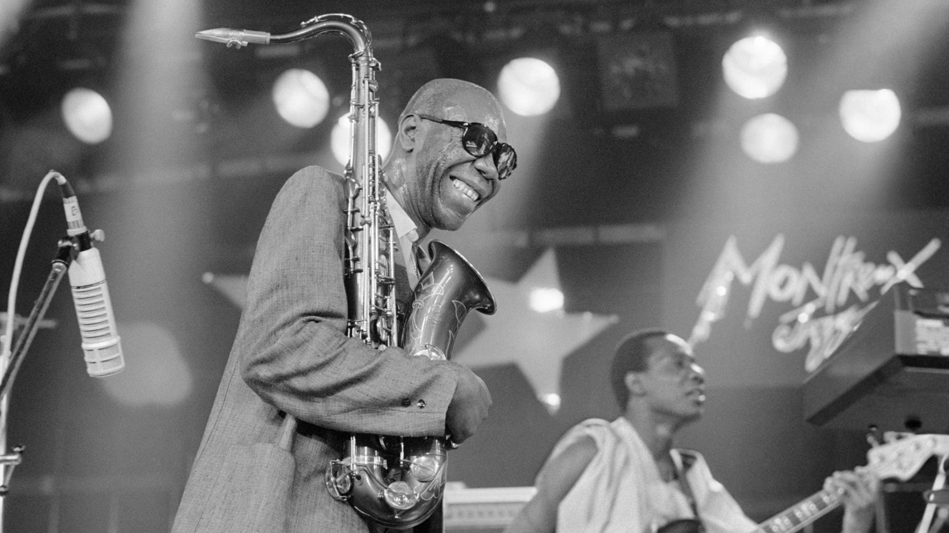 Der kamerunische Jazz-Saxophonist Manu Dibango tritt 1985 am Jazzfestival in Montreux, Schweiz, auf. |