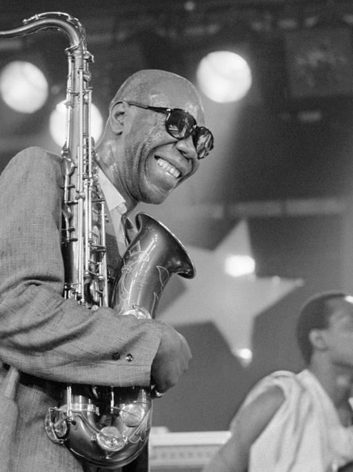 Der kamerunische Jazz-Saxophonist Manu Dibango tritt 1985 am Jazzfestival in Montreux, Schweiz, auf. |