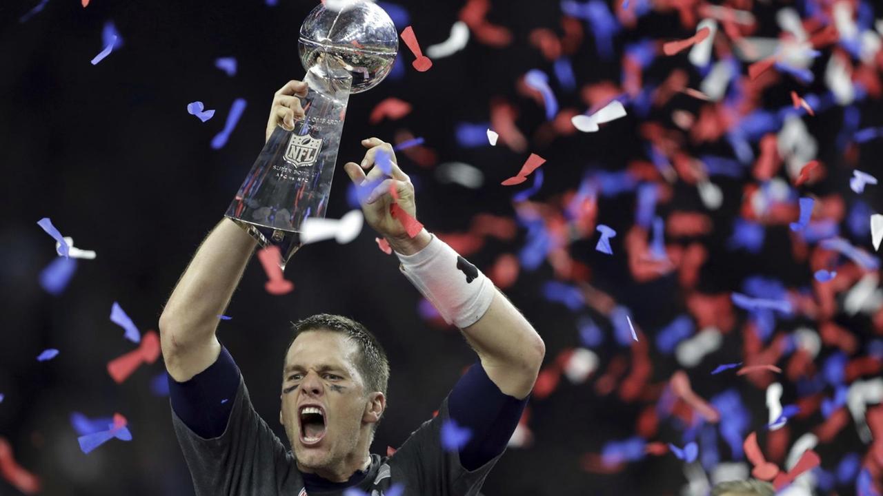 Tom Brady, Quarterback der New England Patriots, mit der Trophäe nach dem Super Bowl 2017 Tom Brady, Quarterback der New England Patriots, mit der Trophäe nach dem Super Bowl 2017