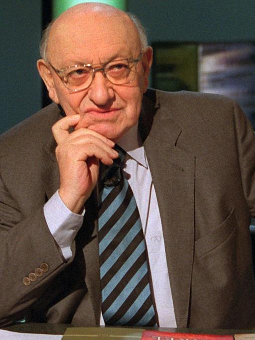 Der Literaturkritiker Marcel Reich-Ranicki 2002 in seiner ZDF-Sendung "Solo"