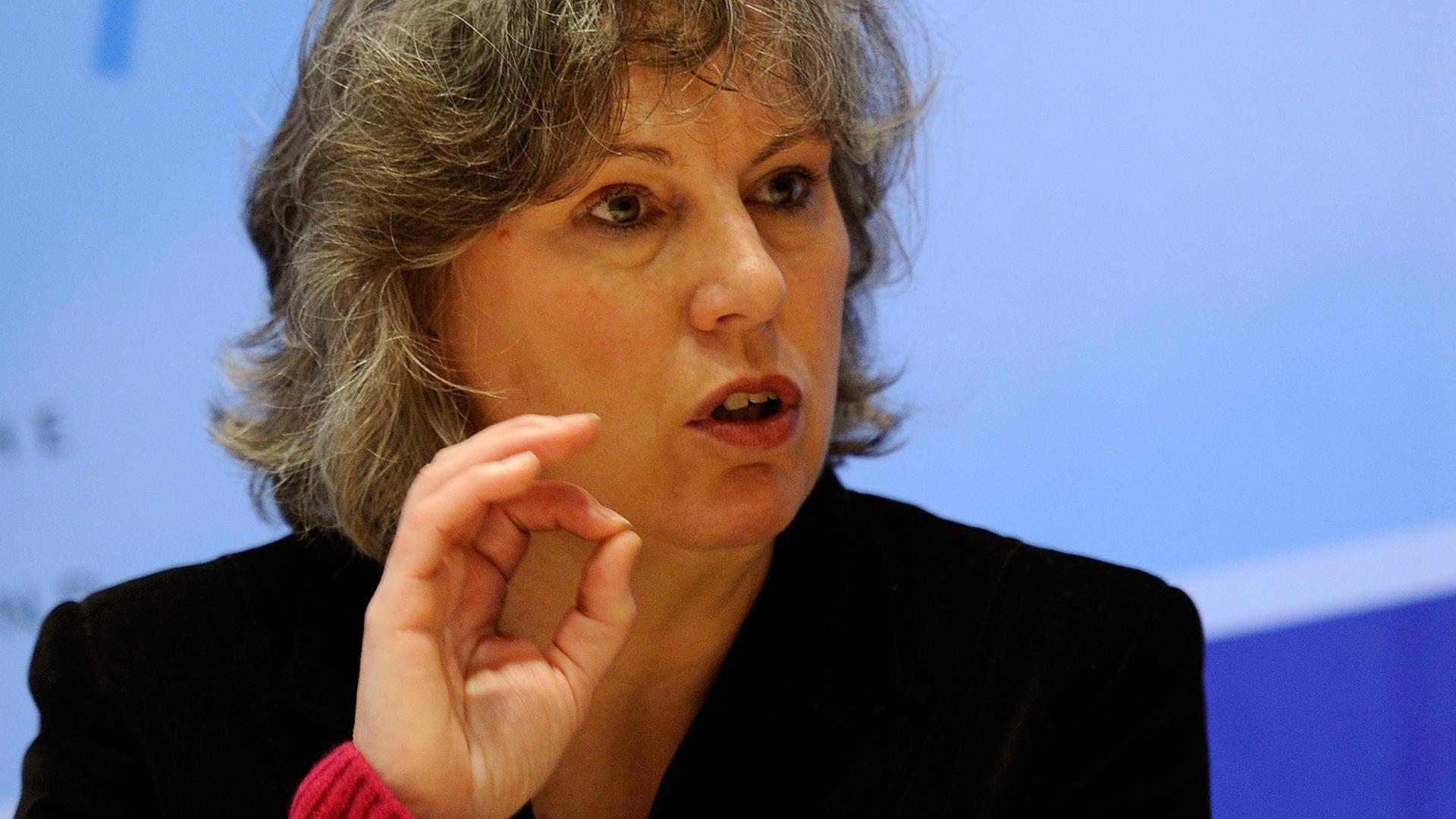 Die Auslandsbischöfin der Evangelischen Kirche, Petra Bosse-Huber, hier auf einer Archivaufnahme vom 14.01.2013, auf einer Pressekonferenz in Düsseldorf (Nordrhein-Westfalen). D Die Auslandsbischöfin der Evangelischen Kirche, Petra Bosse-Huber, hier auf einer Archivaufnahme vom 14.01.2013, auf einer Pressekonferenz in Düsseldorf (Nordrhein-Westfalen). D