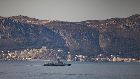 Ein Kriegsschiff vor der Insel Kastelórizo