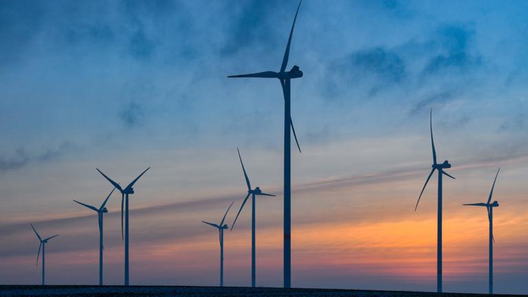 Brandenburg, Jacobsdorf: Windenergieanlagen im Windenergiepark «Odervorland» im Landkreis Oder-Spree sind vor dem Sonnenuntergang zu sehen. Brandenburg, Jacobsdorf: Windenergieanlagen im Windenergiepark «Odervorland» im Landkreis Oder-Spree sind vor dem Sonnenuntergang zu sehen.