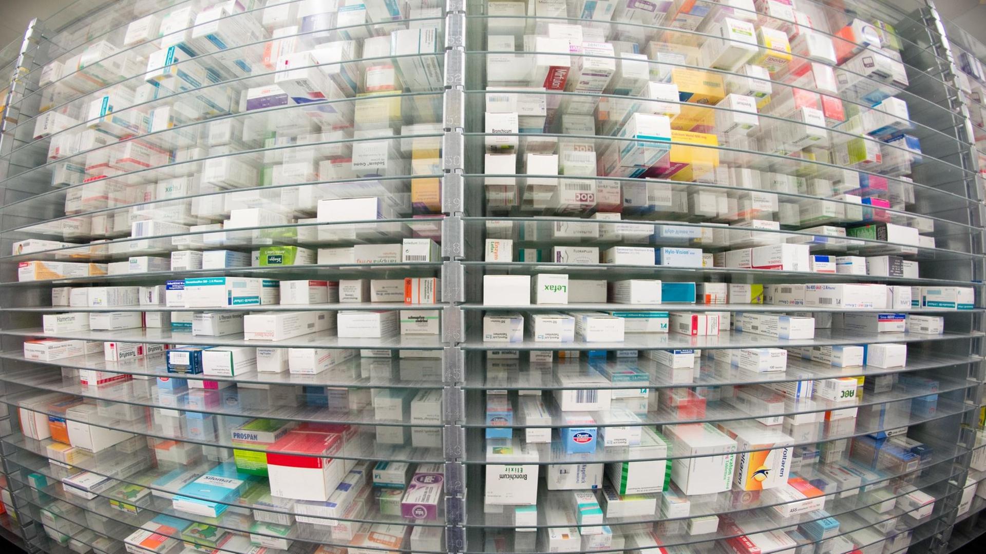 Zahlreiche Medikamente liegen in den Regalen eines Kommissionierautomaten der Firma Rowa in einer Apotheke in Hamburg Zahlreiche Medikamente liegen in den Regalen eines Kommissionierautomaten der Firma Rowa in einer Apotheke in Hamburg