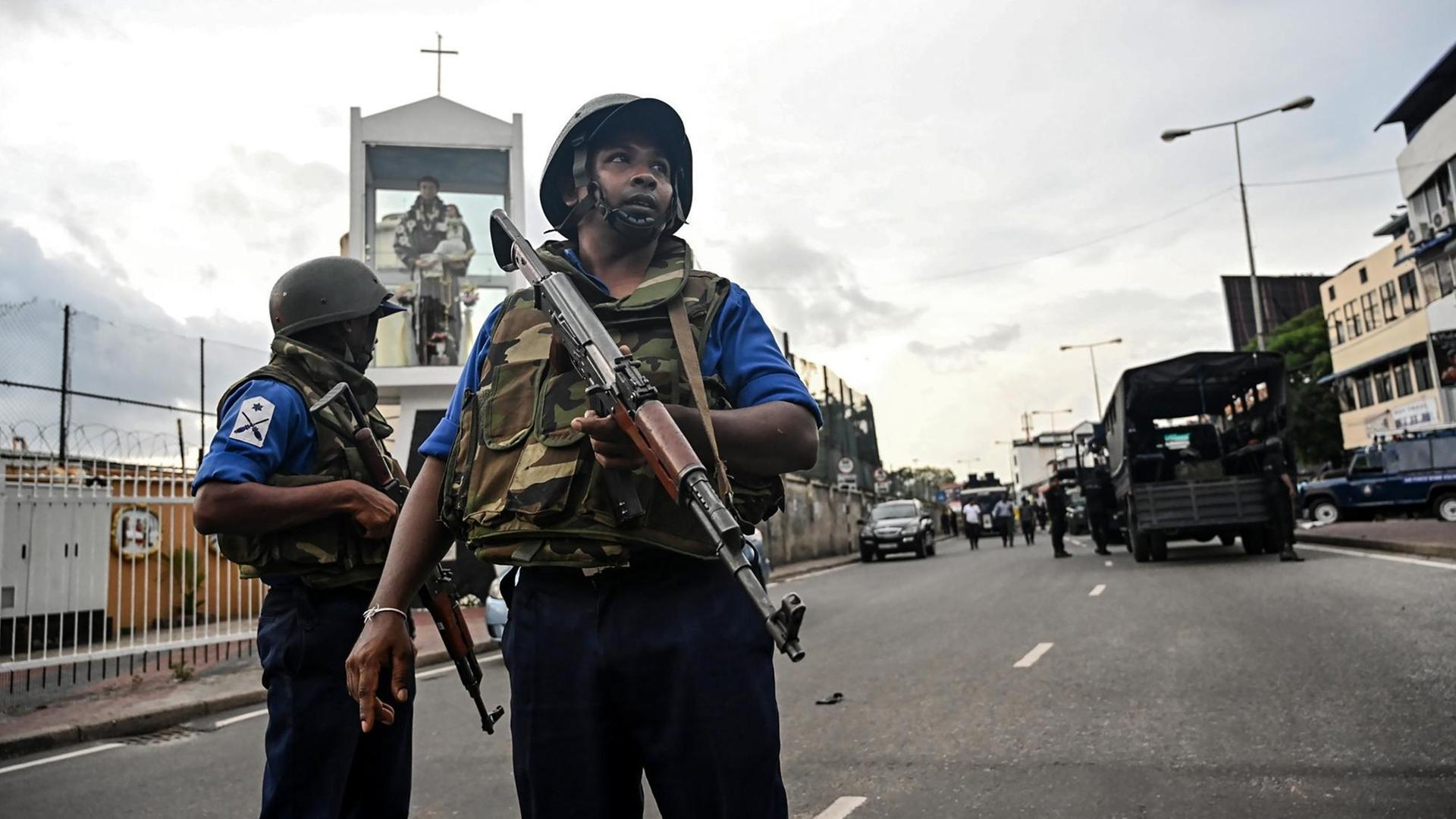 Soldaten stehen in Colombo, der Hauptstadt Sri Lankas, Wache, nachdem am Ostermontag bei dem Versuch einer Entschärfung eine weitere Bombe explodierte. Soldaten stehen in Colombo, der Hauptstadt Sri Lankas, Wache, nachdem am Ostermontag bei dem Versuch einer Entschärfung eine weitere Bombe explodierte.