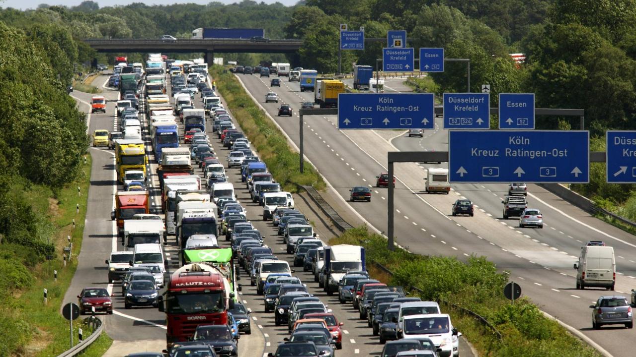 Verkehrsstau auf der Autobahn A3, am Breitscheider Kreuz in Fahrtrichtung Oberhausen, Ratingen, NRW. Autos stehen auf mehreren Spuren dicht an dicht. Verkehrsstau auf der Autobahn A3, am Breitscheider Kreuz in Fahrtrichtung Oberhausen, Ratingen, NRW. Autos stehen auf mehreren Spuren dicht an dicht.
