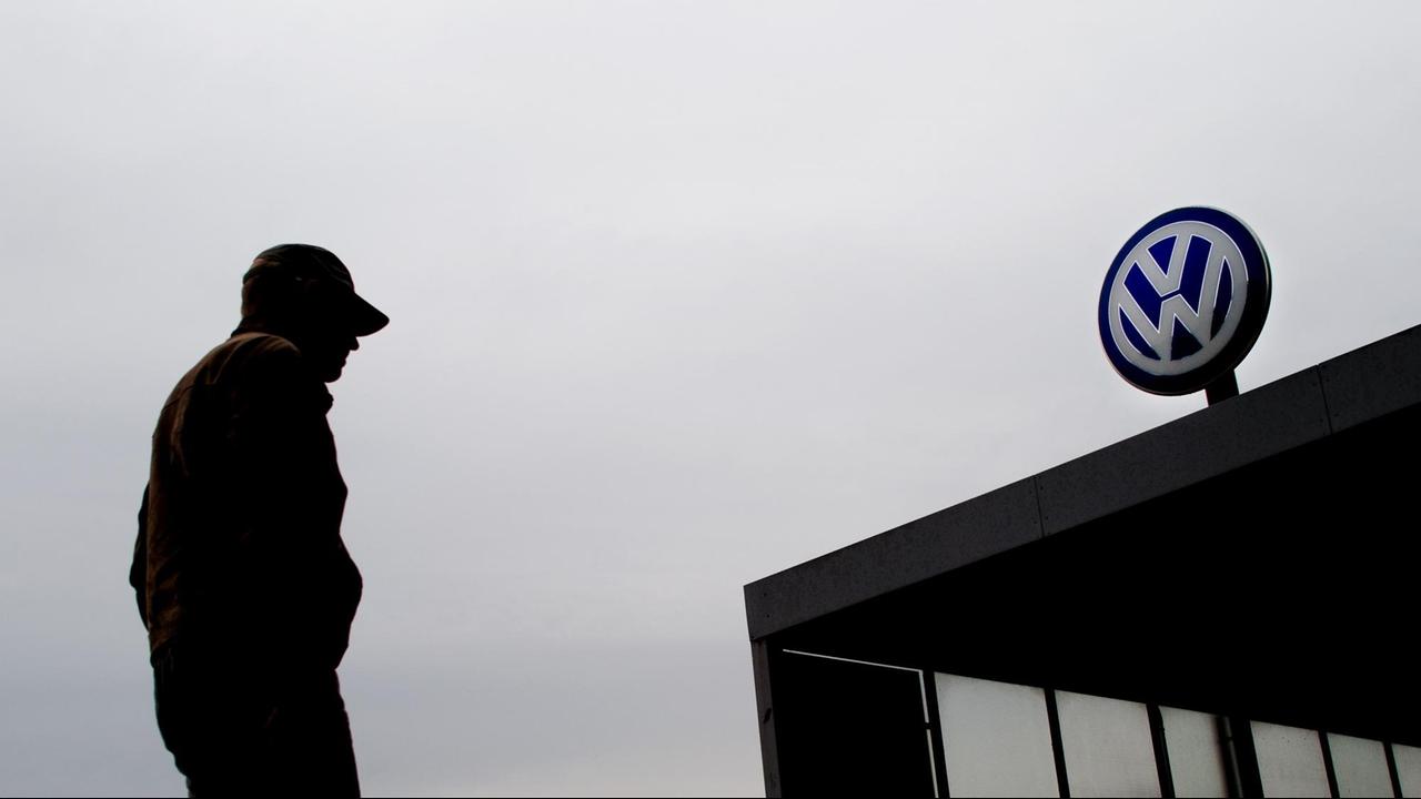 Ein Volkswagenmitarbeiter betritt ein Tor zum Volkswagenwerk in Wolfsburg.