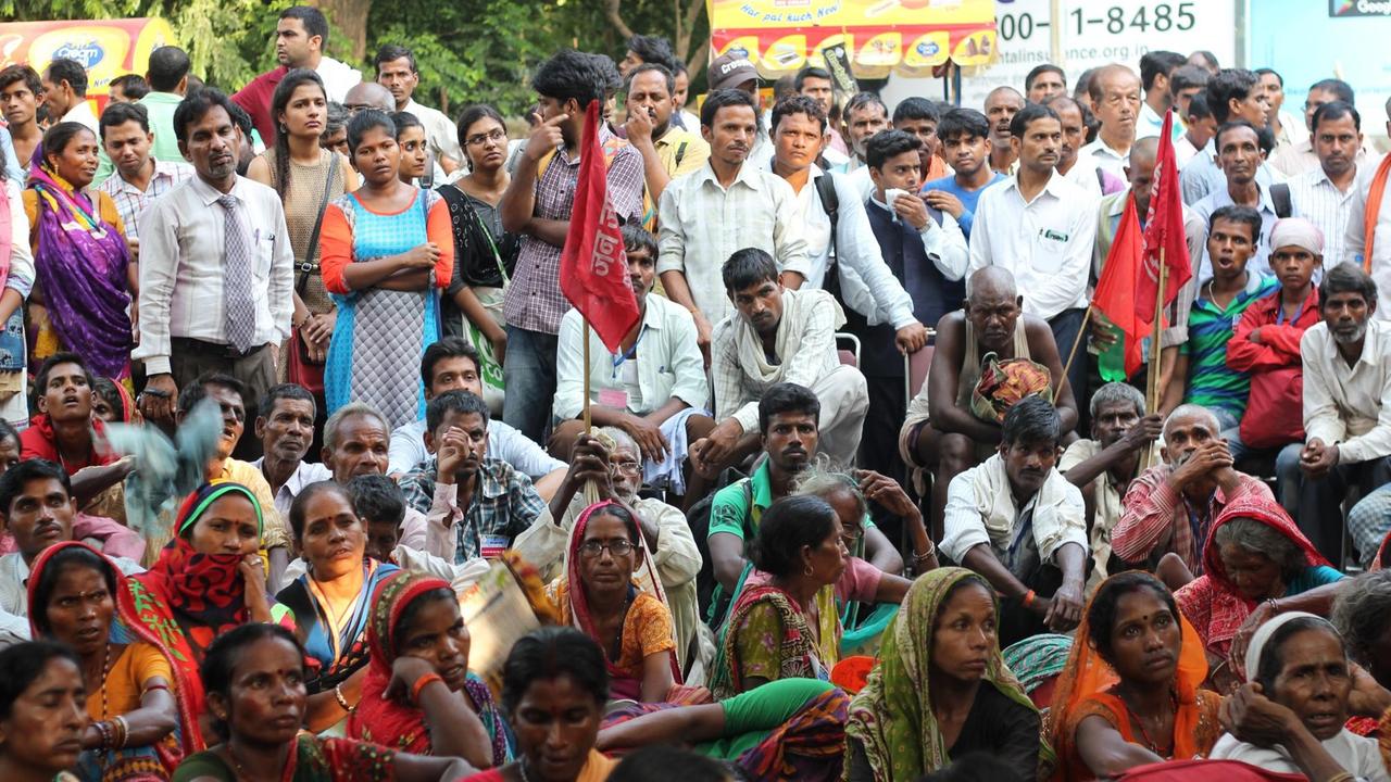 In Indiens Hauptstadt protestieren Anti-Aadhaar-Demonstranten aus ländlichen Regionen. Viele sitzen oder stehen nebeneinander und gucken auf die Bühne. In Indiens Hauptstadt protestieren Anti-Aadhaar-Demonstranten aus ländlichen Regionen. Viele sitzen oder stehen nebeneinander und gucken auf die Bühne.