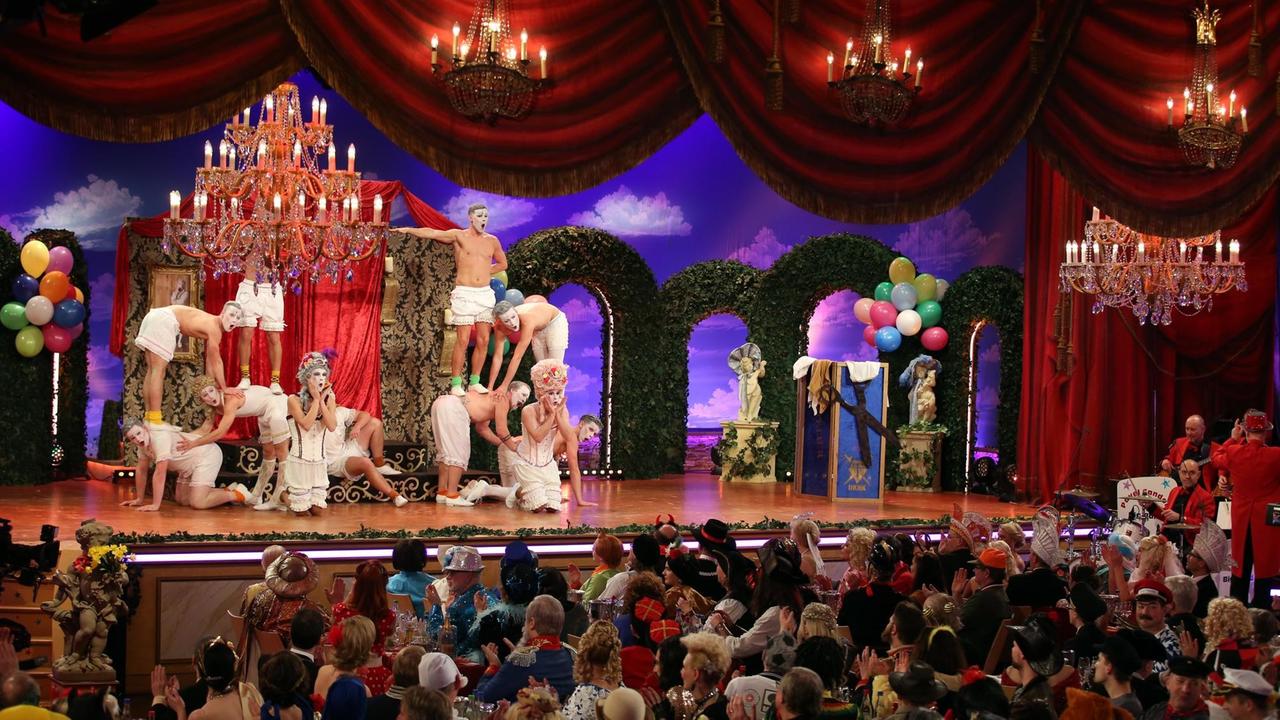 Das Männerballett "Turedancer" steht bei der Fernseh-Prunksitzung "Fastnacht in Franken" in Veitshöchheim auf der Bühne. Das Männerballett "Turedancer" steht bei der Fernseh-Prunksitzung "Fastnacht in Franken" in Veitshöchheim auf der Bühne.