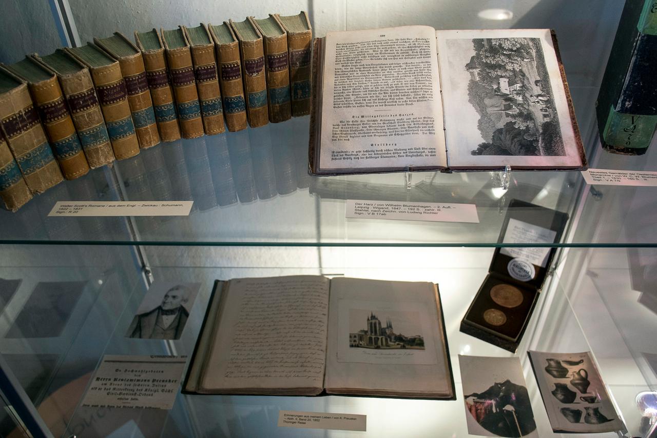 Das sind die ersten Bücher, die man 1828 in Großenhain ausleihen konnte. Links oben Romane von Walter Scott, daneben eine Reisebeschreibung aus dem Harz.
