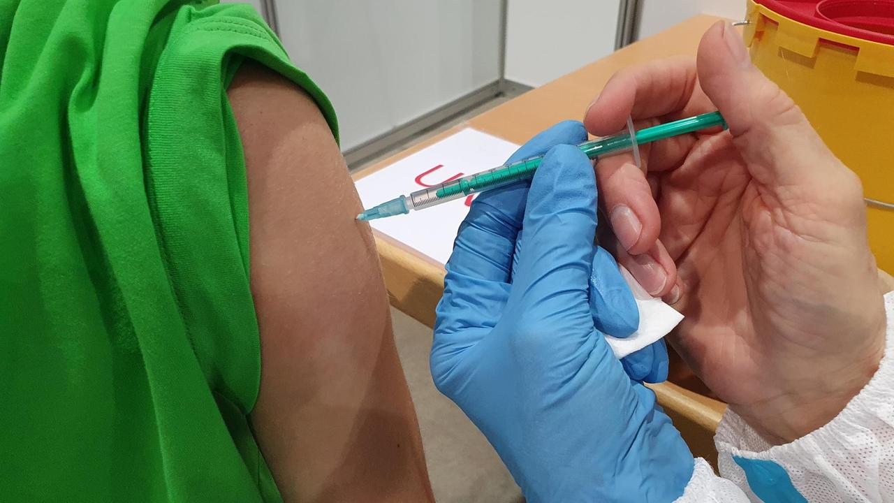 Ein Patient/eine Patientin bekommt eine Impfung gegen das Coronavirus. Ein Patient/eine Patientin bekommt eine Impfung gegen das Coronavirus.