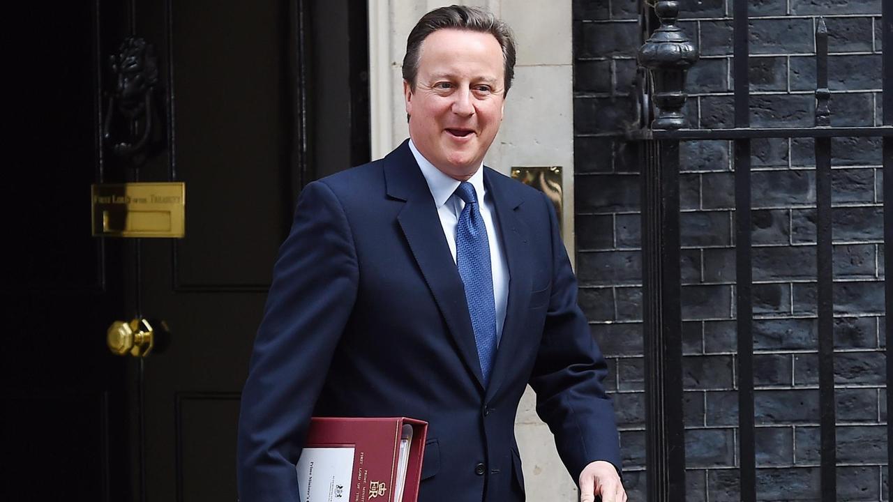 Der britische Premier Cameron verlässt Downing Street.