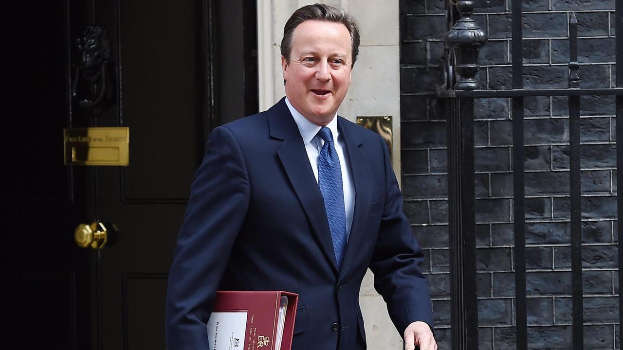 Der britische Premier Cameron verlässt Downing Street, um sich ein letztes Mal ins Unterhaus auf den Weg zu machen. Der britische Premier Cameron verlässt Downing Street, um sich ein letztes Mal ins Unterhaus auf den Weg zu machen.