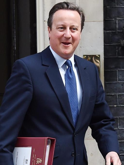Der britische Premier Cameron verlässt Downing Street, um sich ein letztes Mal ins Unterhaus auf den Weg zu machen.