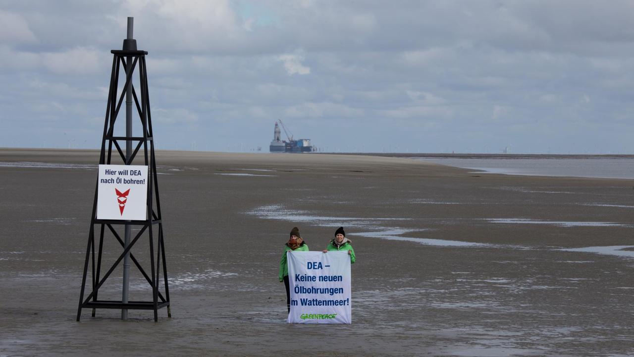 Einsamer Protest mitten im Wattenmeer, im Hintergrund die Bohr- und Förderplattform Mittelplate. Einsamer Protest mitten im Wattenmeer, im Hintergrund die Bohr- und Förderplattform Mittelplate.